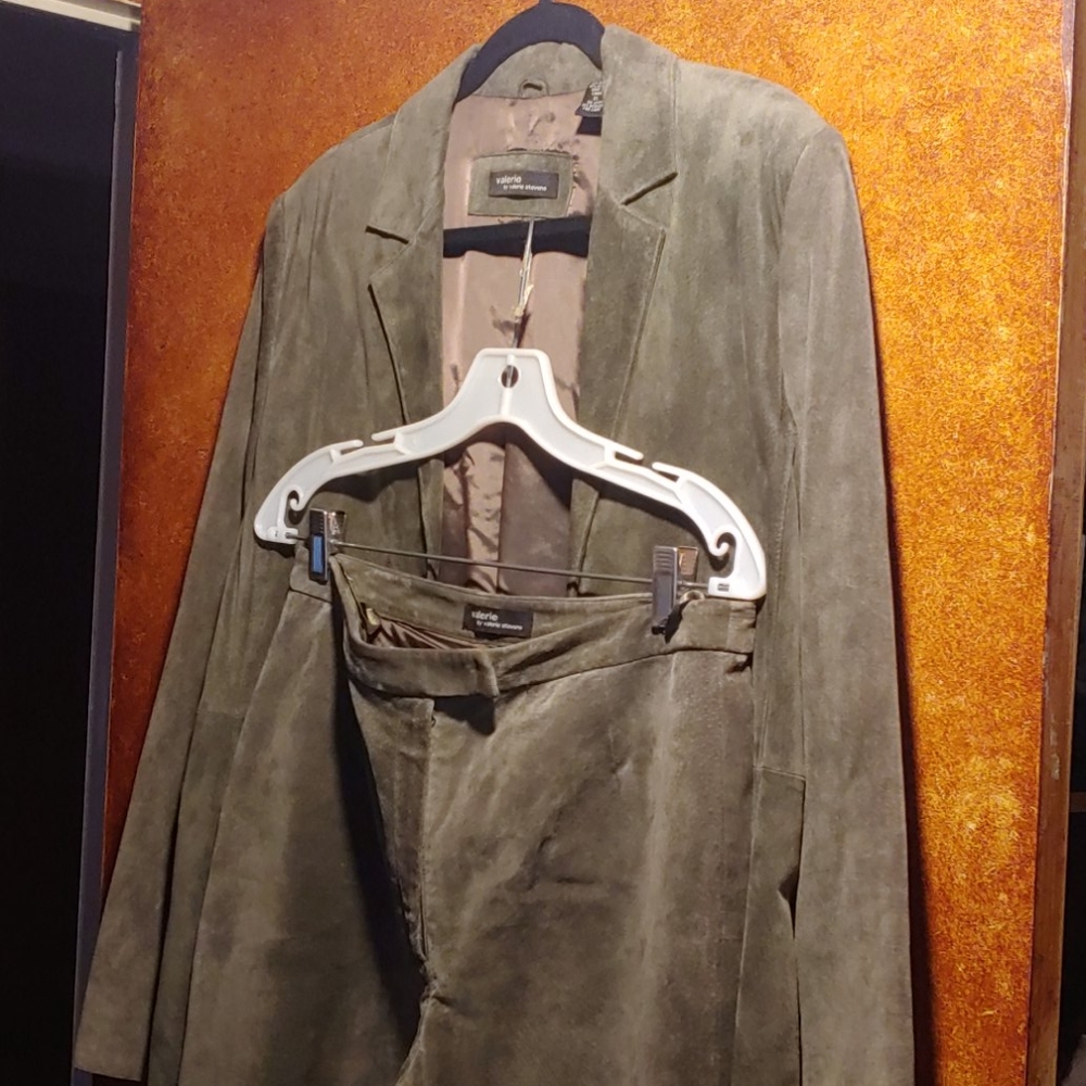 Suede suit - Picture 2 of 5